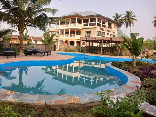 AnkwandaAfiki的一座大房子,前面设有一个游泳池