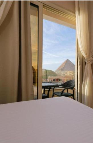 GhaţāţīSphinx view hotel的一间卧室设有窗户,享有庭院的景色