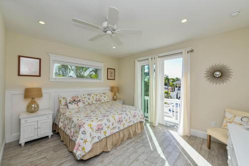 布雷登顿海滩Atlantis Beach House的一间卧室配有一张床和吊扇
