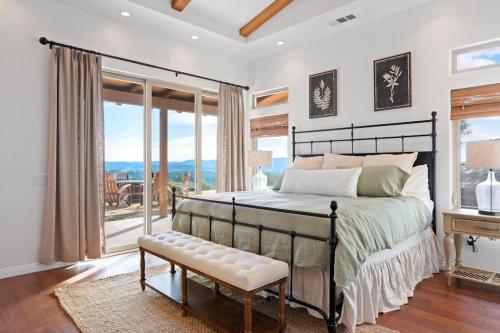 隆波克Private Ranch Retreat的一间卧室设有一张床和一个大窗户