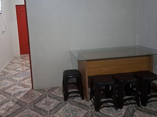 马卡帕AP 2 - Apartamento Mobiliado Tamanho Família - Cozinha Completa的一间设有一张桌子的房间,墙上有凳子