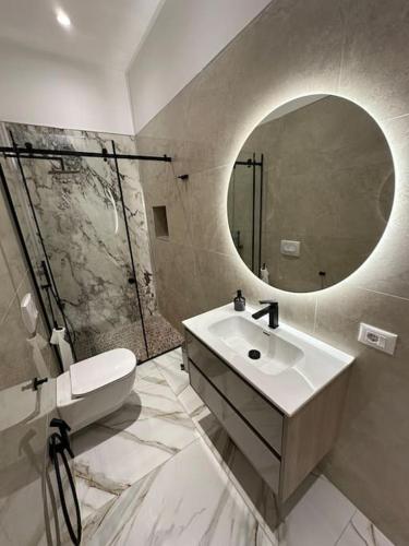 都拉斯Skyen Luxury Apartments的一间带水槽和镜子的浴室