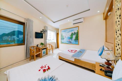 吉婆岛Lang Chai Hotel Cat Ba的酒店客房配有两张床和一张书桌