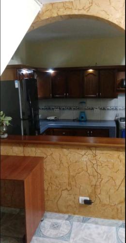 多拉代尔Casa en Doradal - Antioquia的厨房配有木制橱柜和台面