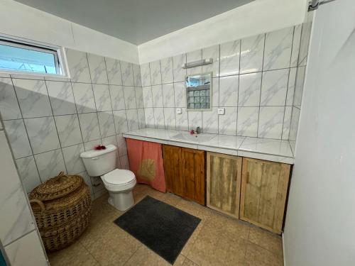 土布艾岛Toamanahere Guesthouse的一间带卫生间和水槽的浴室