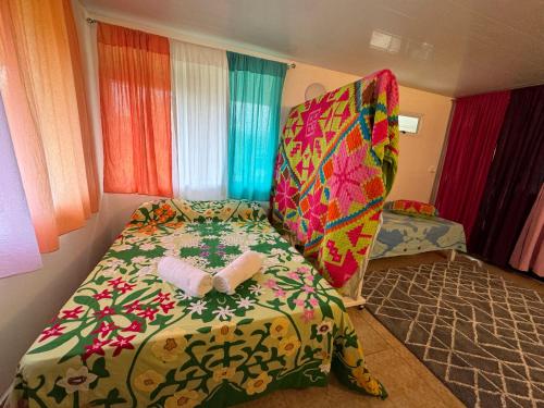 土布艾岛Toamanahere Guesthouse的一间卧室,卧室内配有一张床和一把椅子
