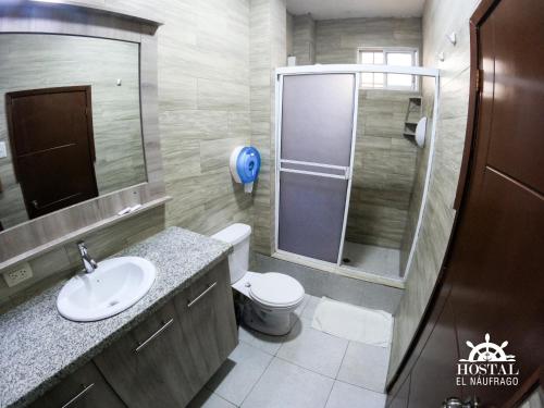 曼塔Hostal El Naufrago 1的浴室配有卫生间、盥洗盆和淋浴。
