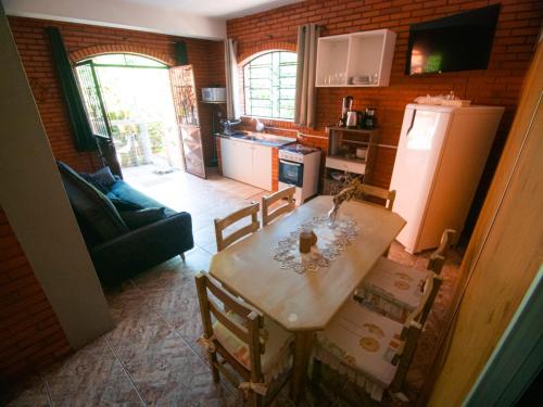 卡内拉Residencial Colling的厨房配有桌椅和冰箱。