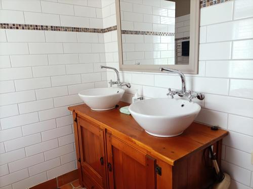 AwhituConnemara Country Lodge的浴室设有2个水槽和镜子