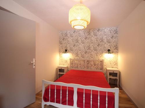 勒蒙多尔Charmant F2 bis au Mont-Dore avec balcon, au pied des pistes, 6 pers, parking, ascenseur - FR-1-415-150的卧室配有一张带红色毯子的白色床