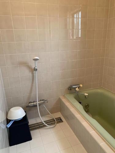 立山町Ao to Yuuhi - Vacation STAY 34462v的浴室设有绿色浴缸和垃圾桶