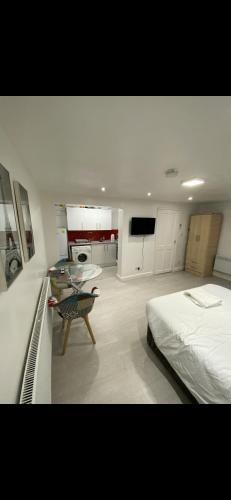 利兹St James Apartments的一间卧室配有一张床和一张桌子