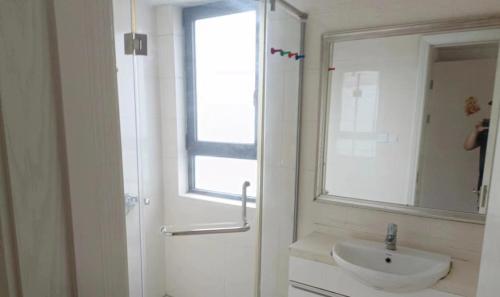 上海新虹桥首府的白色的浴室设有水槽和镜子