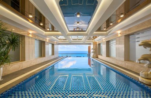 岘港BlueSun Danang Beach Hotel的海景酒店的游泳池