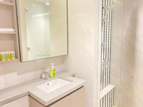 吉隆坡Eaton Residences at Leo的白色的浴室设有水槽和淋浴。