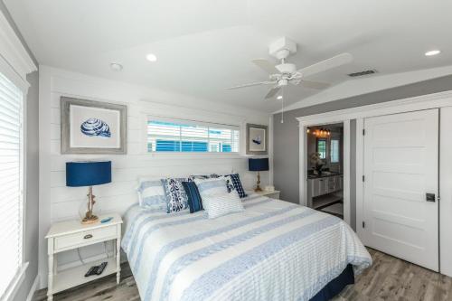 安娜玛丽亚Beach Escape的一间卧室配有一张床和吊扇