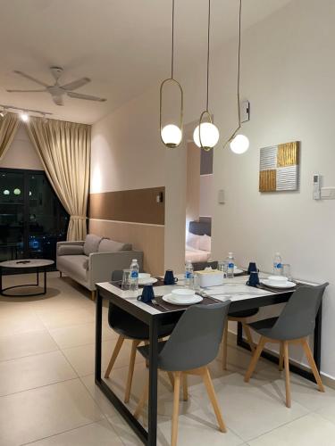 吉隆坡Eaton Residences at Leo的用餐室以及带桌椅的起居室。
