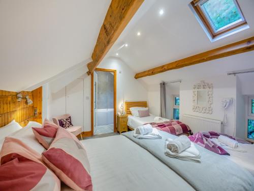 哈雷克诺德法乡村别墅的一间卧室设有两张床和窗户。