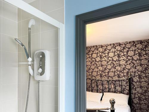 伊肯斯顿Royal House的镜子在床边的浴室里