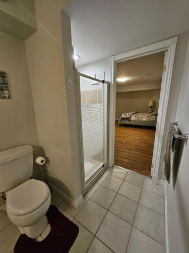 北湾Oakridge的一间带卫生间和步入式淋浴间的浴室