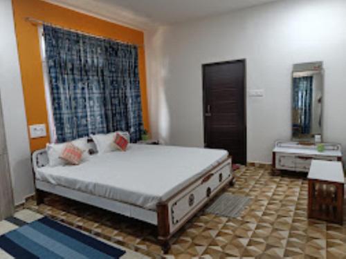 古瓦哈提Mulberry Guesthouse Guwahati的一间卧室,卧室内配有一张大床