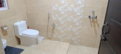 古瓦哈提Mulberry Guesthouse Guwahati的一间带卫生间和淋浴的浴室