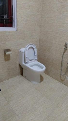 古瓦哈提Mulberry Guesthouse Guwahati的浴室配有带座椅的卫生间。