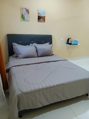 珍南海滩NURUL ROOMSTAY LANGKAWI的配有一张大床的客房