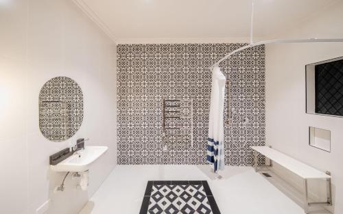 罗托鲁瓦Hana Lodge的浴室设有黑色和白色的瓷砖墙。
