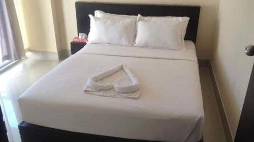 KelātaliWorld Beach Resort的坐在房间里床上的白色毛巾