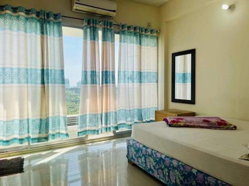 KelātaliWorld Beach Resort的一间卧室设有一张床和一个大窗户