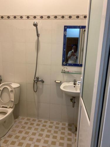 头顿Nhà Nghỉ 529的带淋浴、卫生间和盥洗盆的浴室