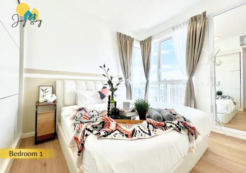 马六甲The Shore l 3BR l 6-11pax l 23A07 l Direct Access to Mall l JonkerSt l Melaka River View l City Centre by Jay Stay Management的卧室配有白色的床和大窗户