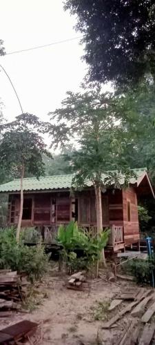 Sam Chukสามชุกบ้านสวน的前面有一棵树的木屋