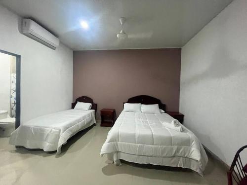 赫拉多拉Cabinas El Anzuelo #1的一间卧室配有两张带白色棉被的床