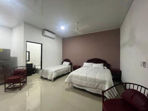 赫拉多拉Cabinas El Anzuelo #1的酒店客房,设有两张床和镜子