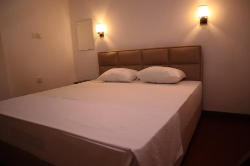 哈巴拉杜瓦Diamond Cottage的一张床上有两个枕头的房间