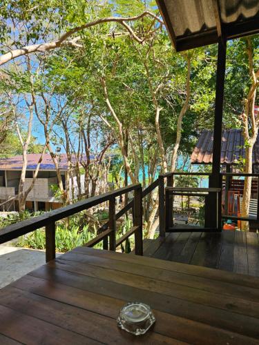 沙美岛Horizon Resort的树后阳台的木桌