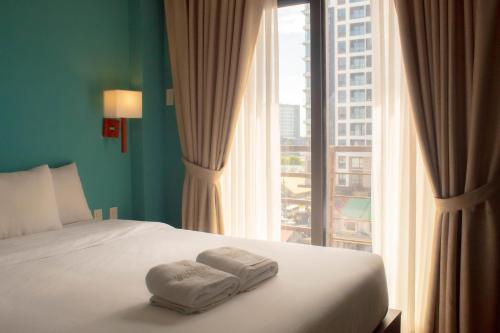 安吉利斯瓦伦蒂诺斯酒店的一间卧室设有一张床和一个大窗户