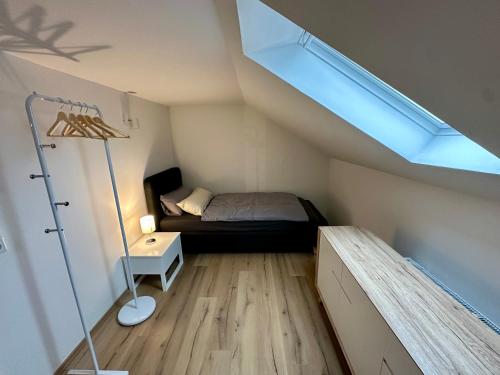 吕嫩Schöne, helle Ferienwohnung in Lünen Mitte !的一间小卧室,配有一张床和一个天窗