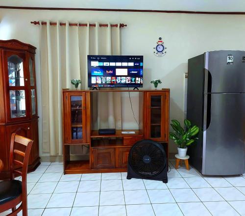 蓬塔雷纳斯Casa equipada en el corazón del Puerto的一间带电视和冰箱的客厅