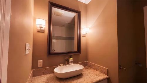 多伦多Cozy Home near Eglinton west Station Toronto!的一间带水槽和镜子的浴室