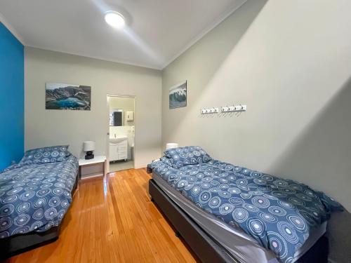 林肯港Port Lincoln Studio Apartments的一间卧室,配有两张床
