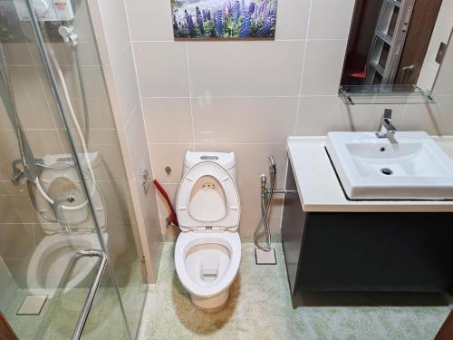 巴西古当Green Haven Homestay的浴室配有卫生间、盥洗盆和淋浴。