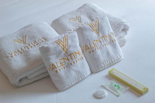 安吉利斯瓦伦蒂诺斯酒店的两条白色毛巾,上面有词