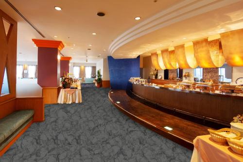 花卷市Hotel Grand Ciel Hanamaki的一家酒店带酒吧的餐厅
