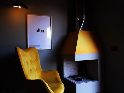 比亚恩卡维拉PODERE DELL'ETNA SEGRETA - Essential Nature Hotel的带壁炉的客房内的椅子和灯