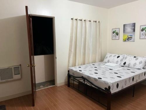 LoculanEstilo 2-Bedroom Apartment B的一间小卧室,配有床和窗户