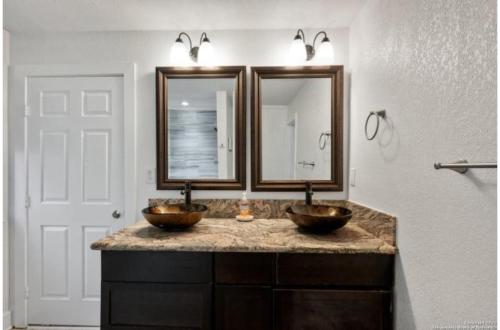 圣安东尼奥Experience Serenity in a 4BR3BA Downtown Home的浴室设有2个水槽和2个镜子