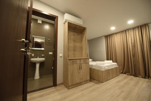 第比利斯Family Hotel Avlabar的浴室配有卫生间、盥洗盆和淋浴。
